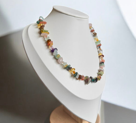 Collier de pierres naturelles colorées