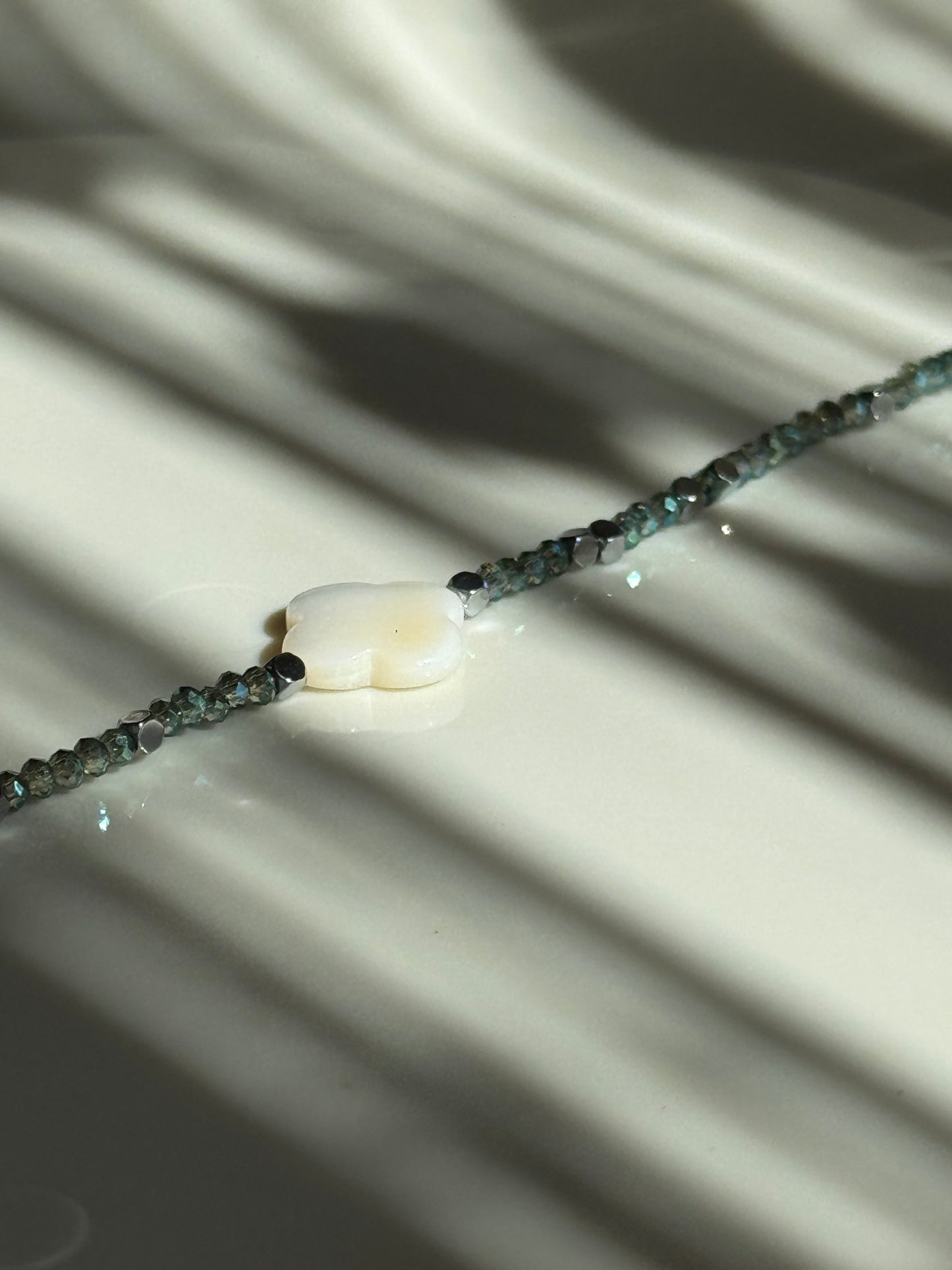 Bracelet fin, nacre, verre et hématites