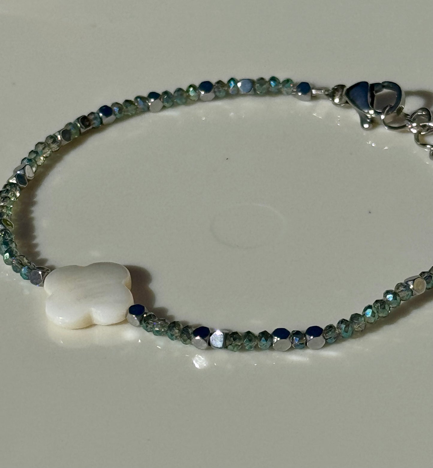 Bracelet fin, nacre, verre et hématites