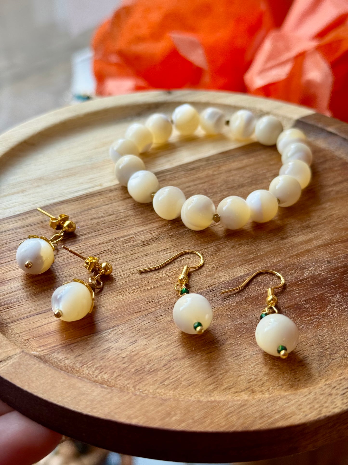 🌿 Boucles d’oreilles en perles de nacre – création artisanale