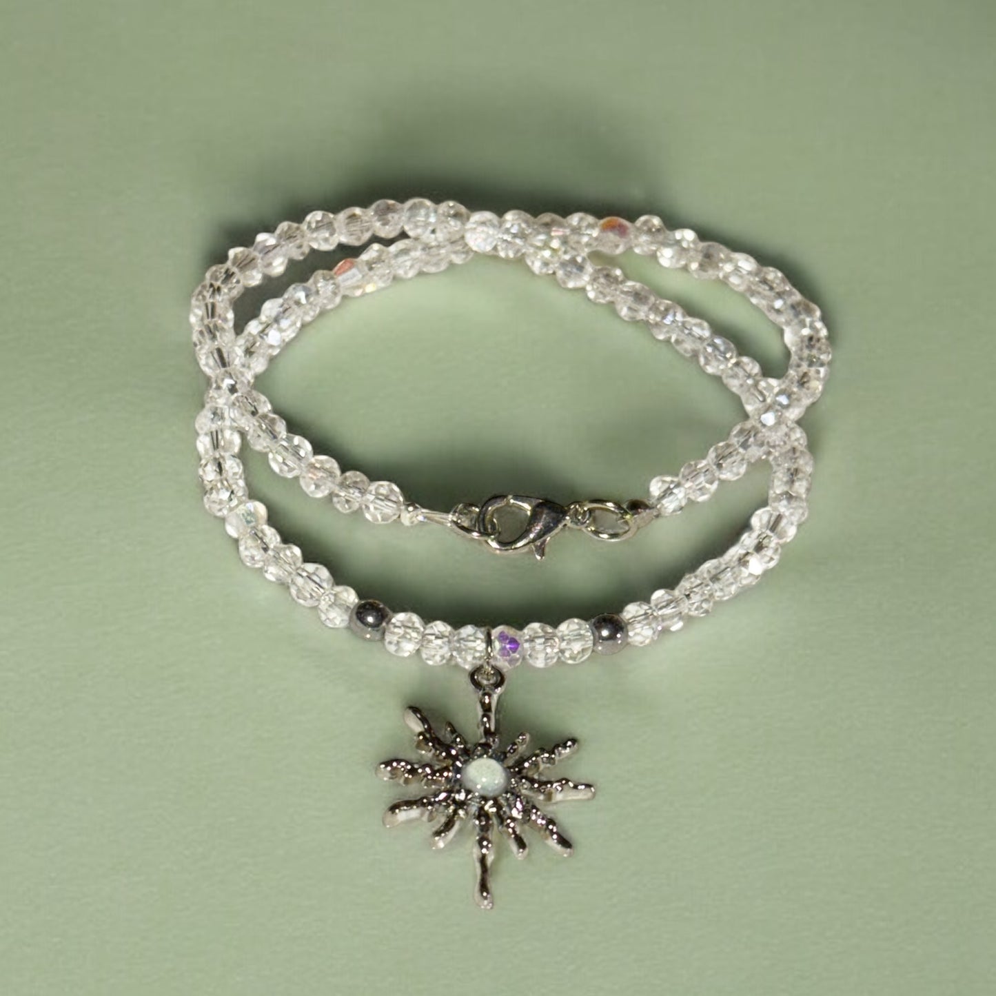 Collier perles cristaux de verre et pendentif en acier inoxydable argenté