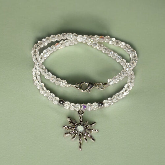 Collier perles cristaux de verre et pendentif en acier inoxydable argenté
