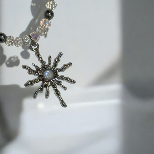 Collier perles cristaux de verre et pendentif en acier inoxydable argenté
