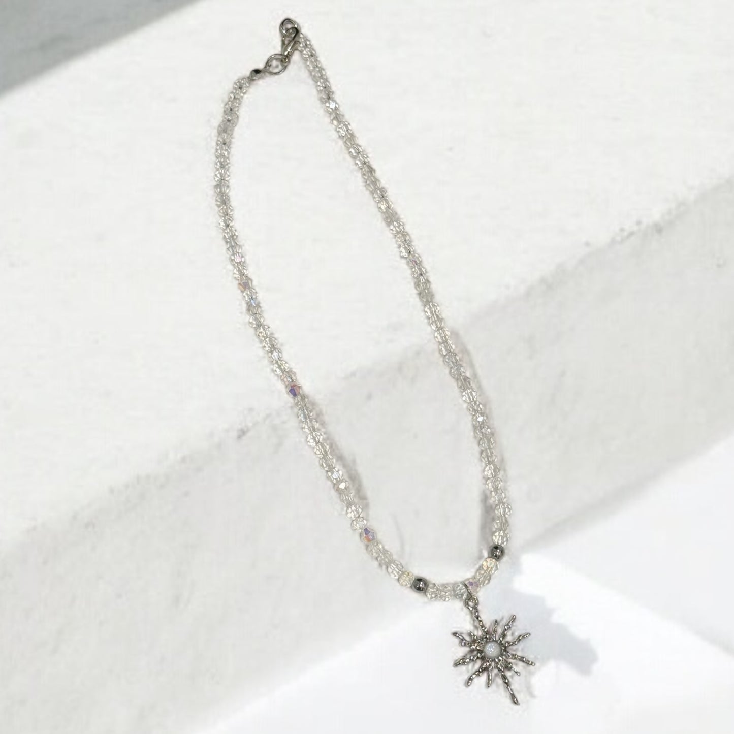 Collier perles cristaux de verre et pendentif en acier inoxydable argenté