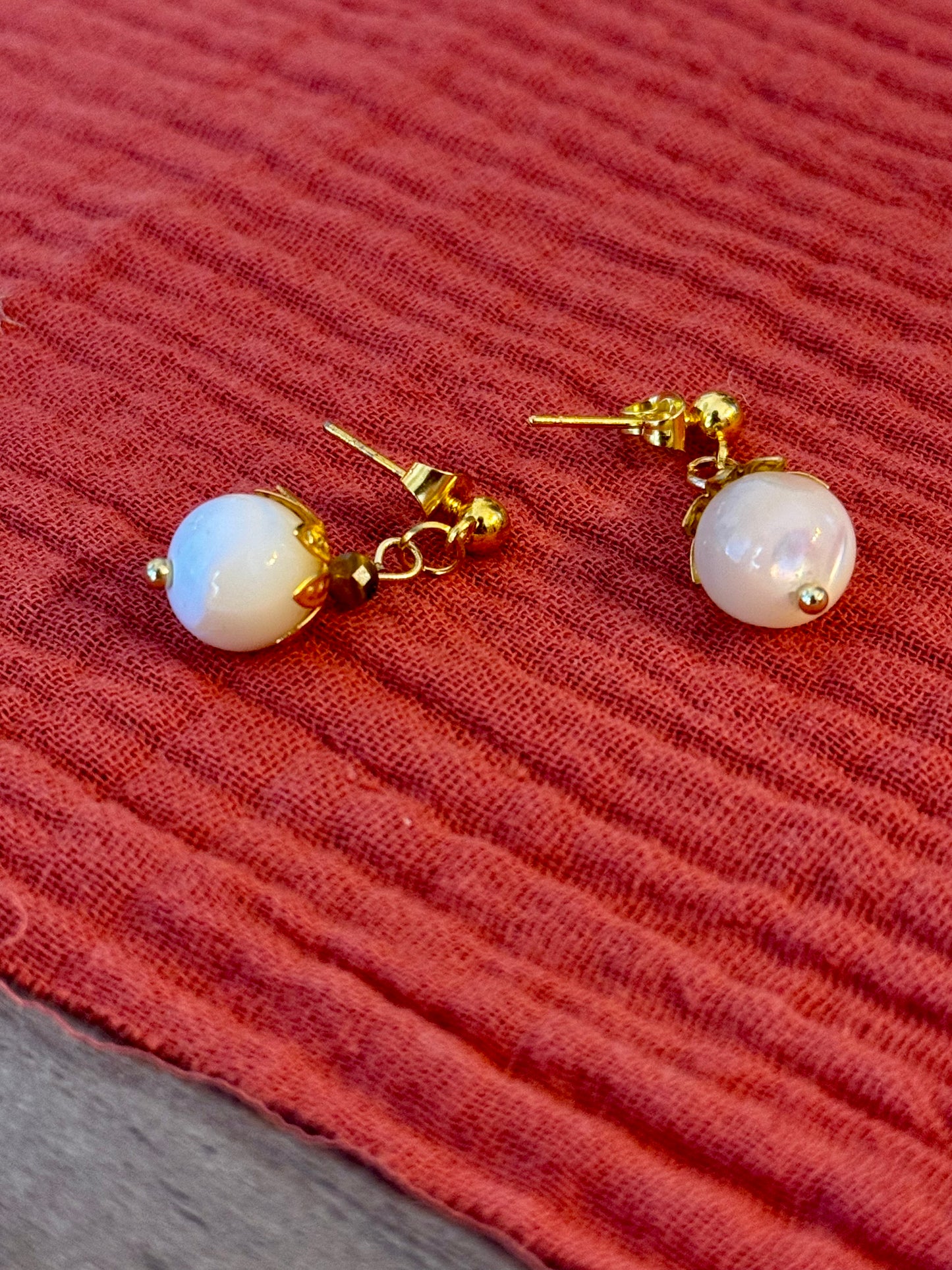 🌿 Boucles d’oreilles en perles de nacre – création artisanale