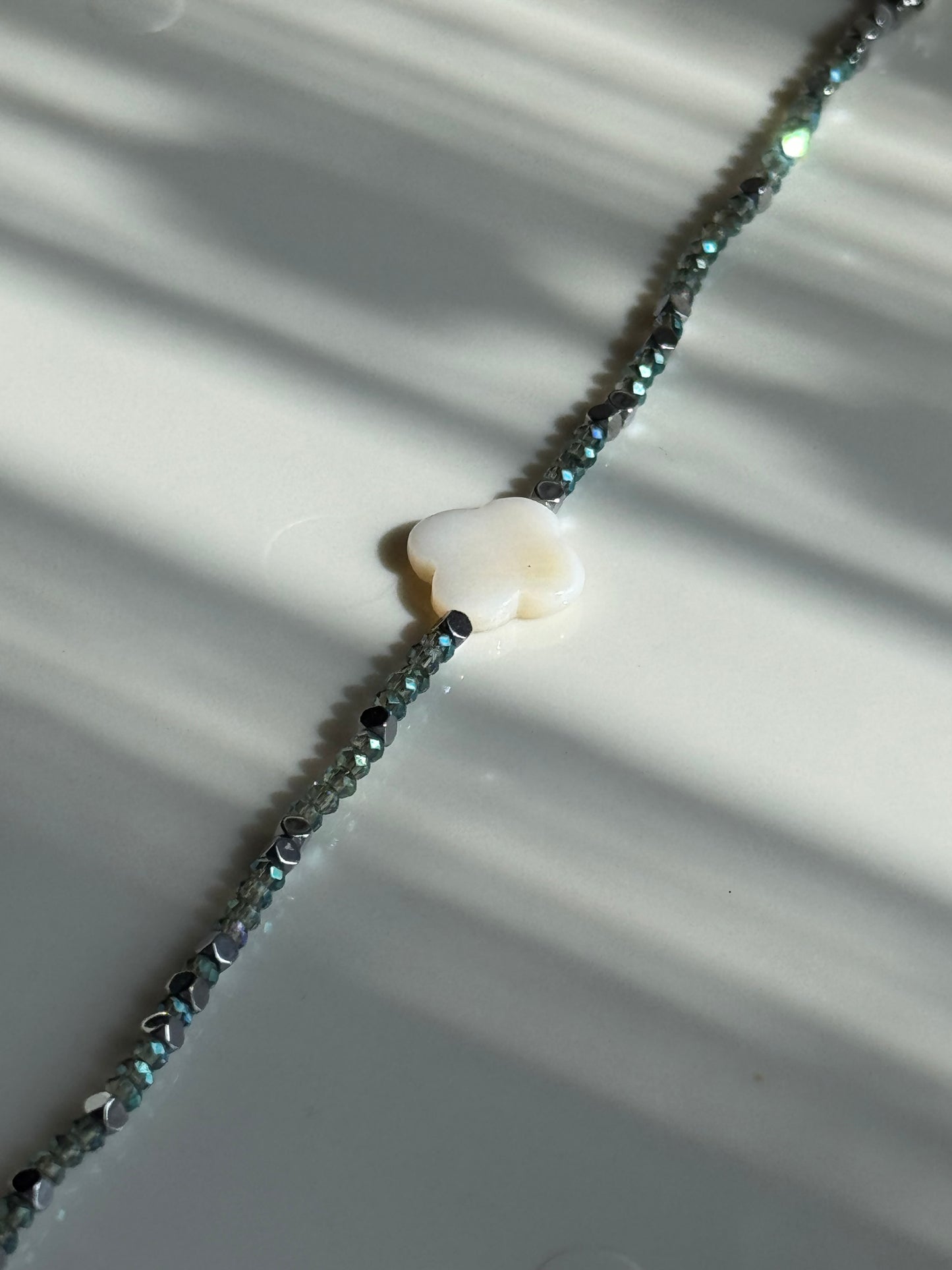 Bracelet fin, nacre, verre et hématites