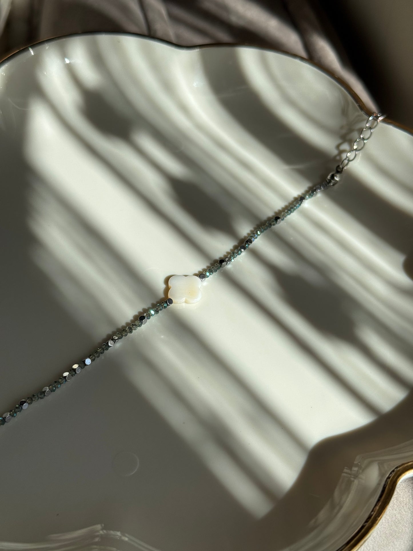 Bracelet fin, nacre, verre et hématites
