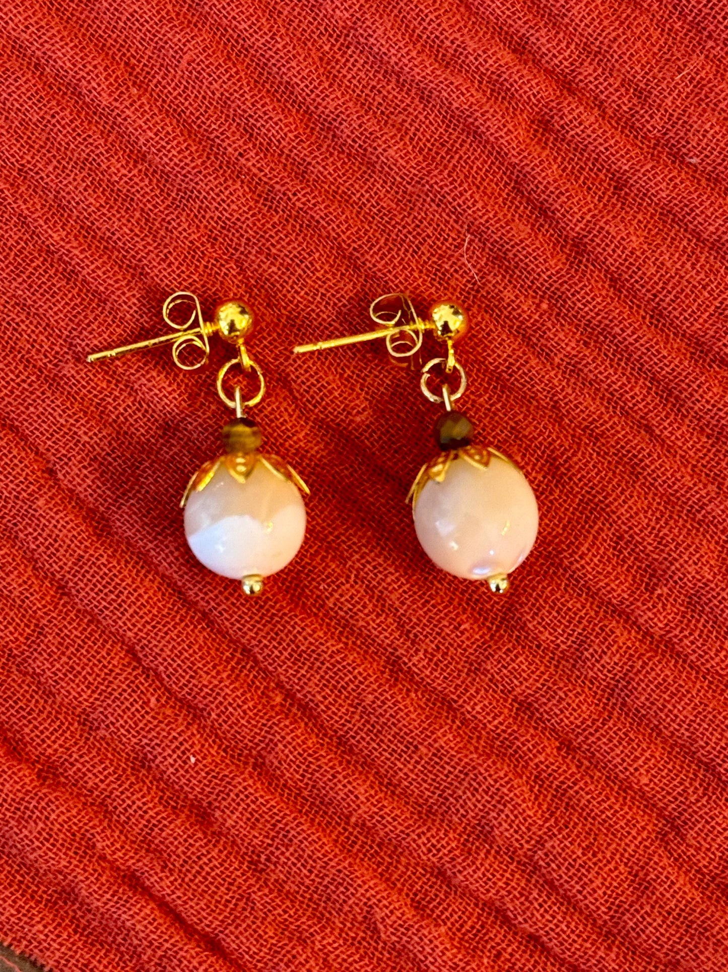 🌿 Boucles d’oreilles en perles de nacre – création artisanale